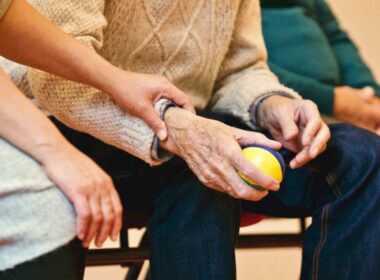 Czym zjamuje się geriatria